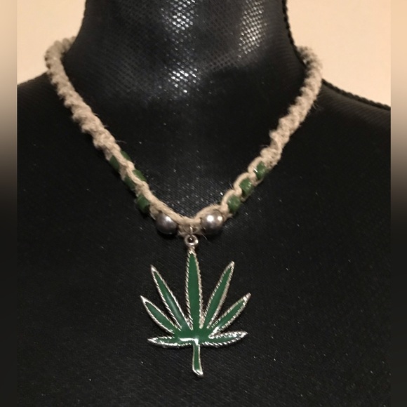 HANDMADE 100% HEMP MACRAMÉ POTLEAF NECKLACE - Picture 3 of 12